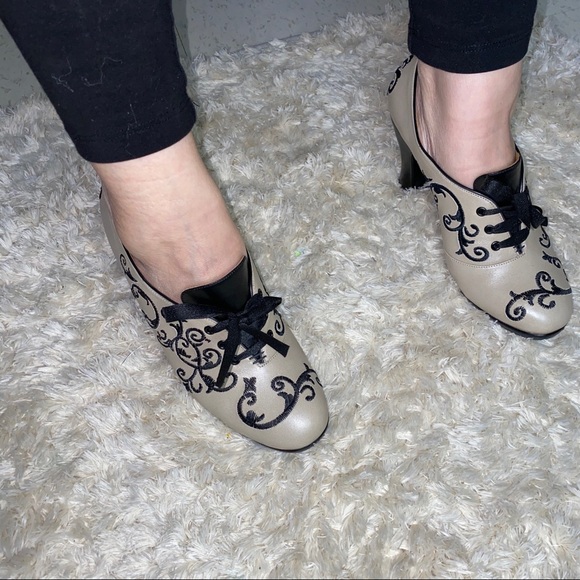 John Fluevog embroider close toe shoe size 7 1/2 - Picture 5 of 16